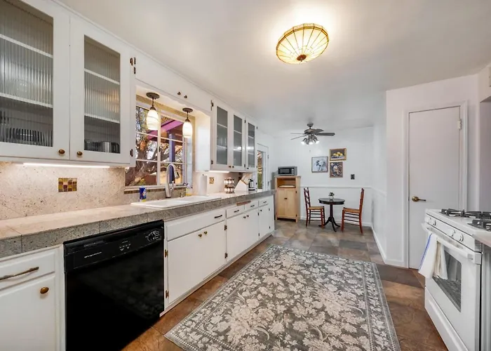 5 Min To Tmc, 3 Bedroom 2 Ba, Yard And Grill, *